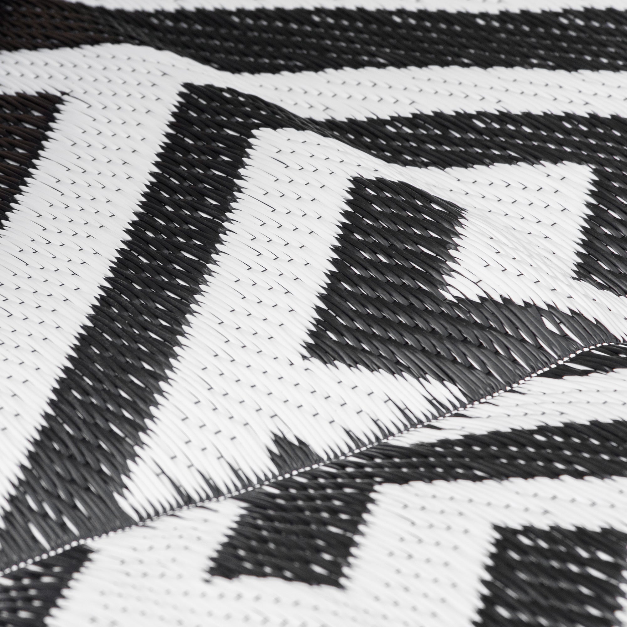 Kozy 152 x 243 cm(5x 8ft) Outdoor Rug Reversible Mat Plastic Straw Rug Portable RV Camping Mat for Garden Deck Picnic Indoor, Black & White