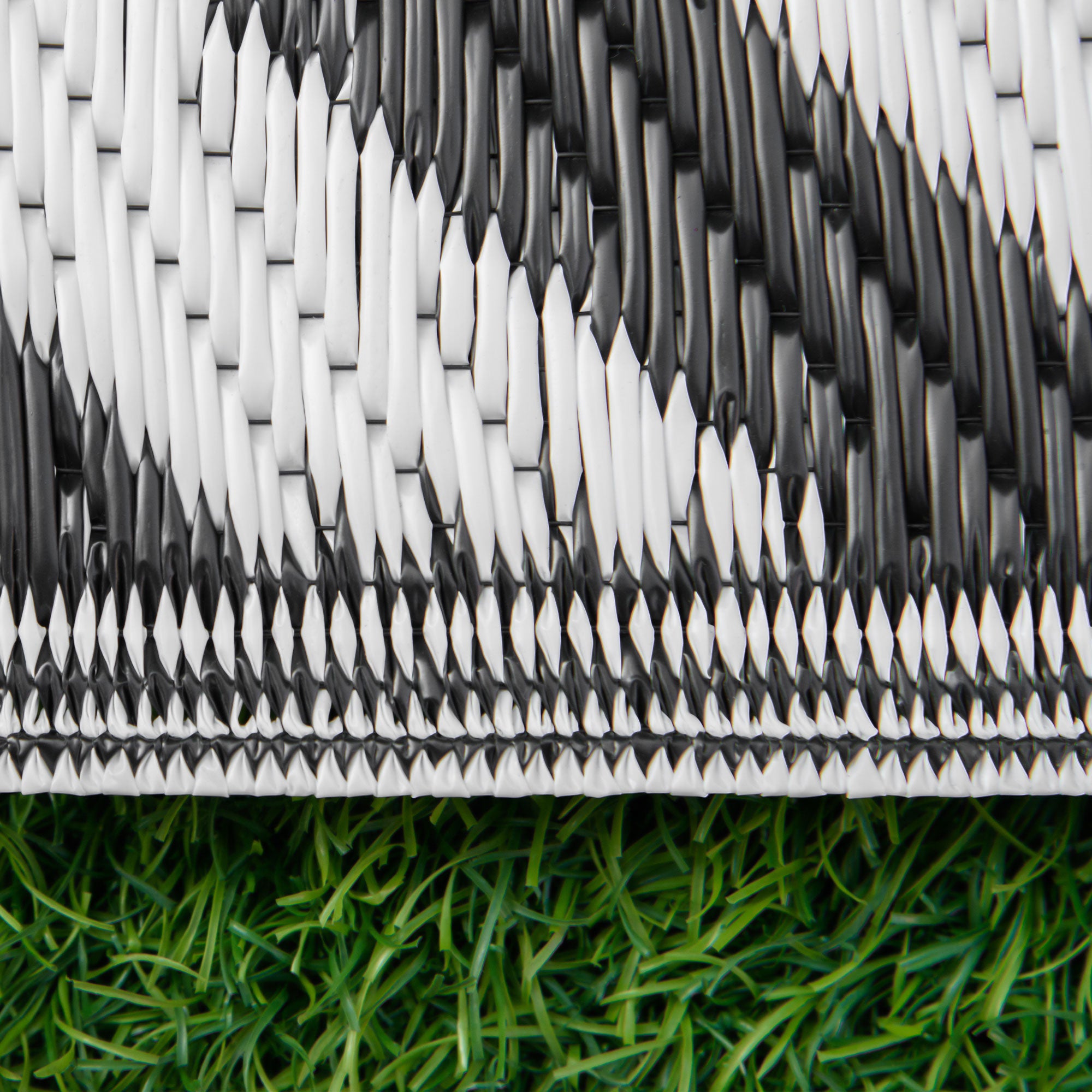 Kozy Outdoor Rug Reversible Mat Plastic Straw Rug Portable RV Camping Mat for Garden Deck Picnic Indoor, 121 x 182 cm (4 x 6 ft), Black & White