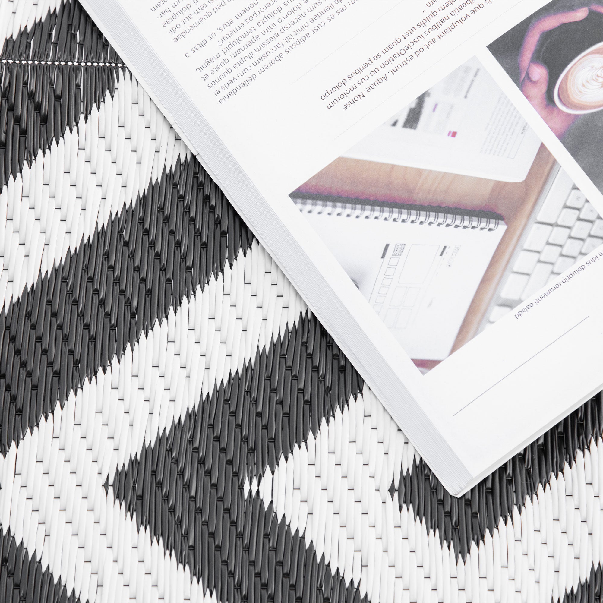 Kozy Outdoor Rug Reversible Mat Plastic Straw Rug Portable RV Camping Mat for Garden Deck Picnic Indoor, 121 x 182 cm (4 x 6 ft), Black & White