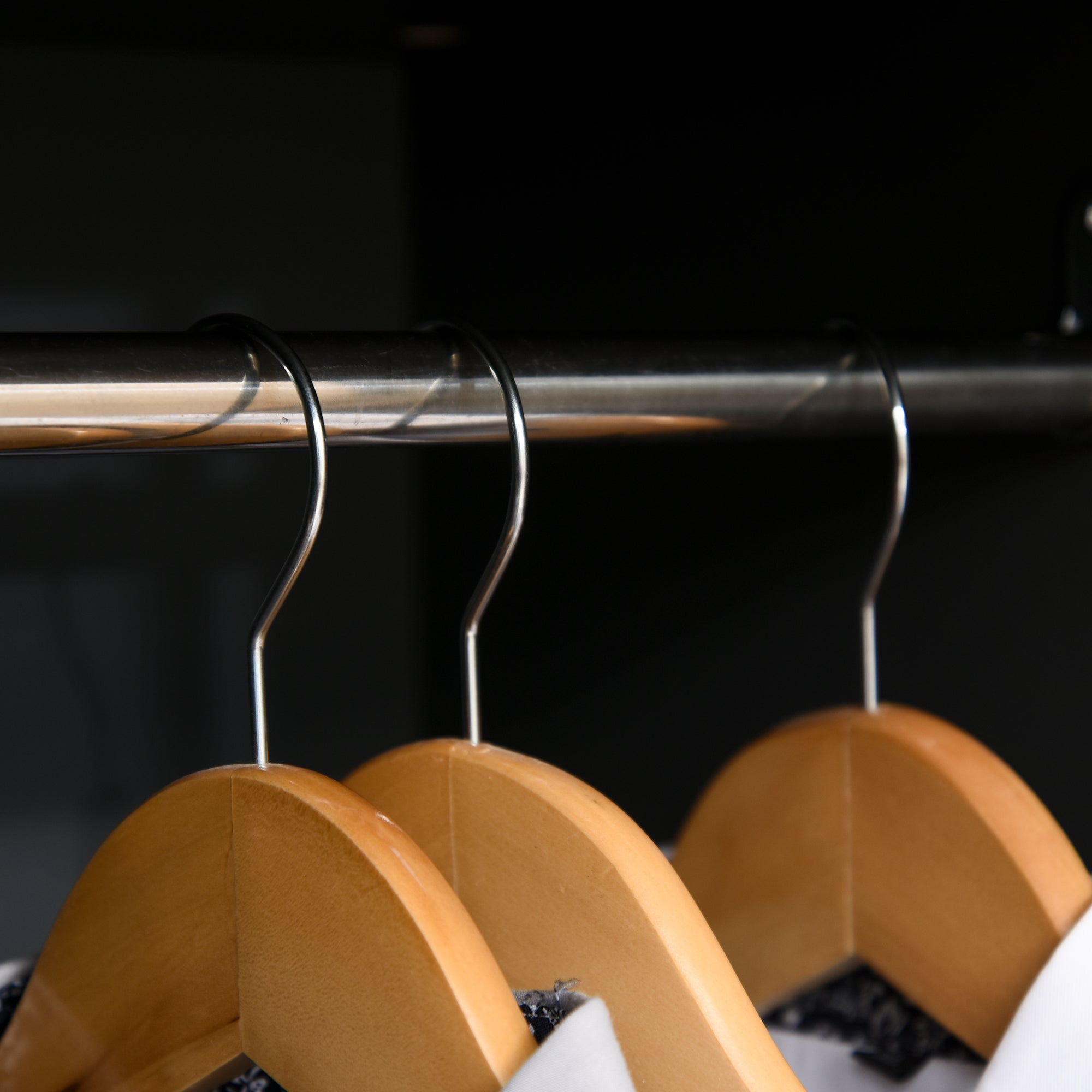 Kozy Modern Wardrobe Cabinet Wood Grain Sticker Surface with Shelf, Hanging Rod and 2 Drawers 90x50x190cm